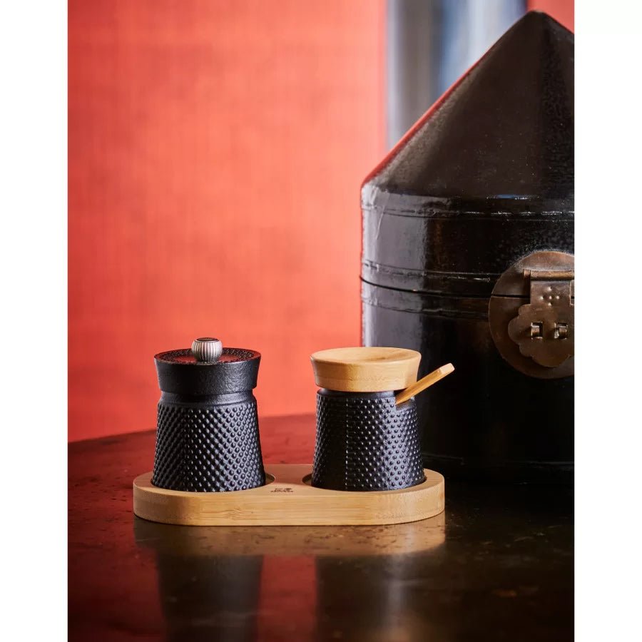 BALI CAST IRON Zestaw młynków + podstawka / PEUGEOT