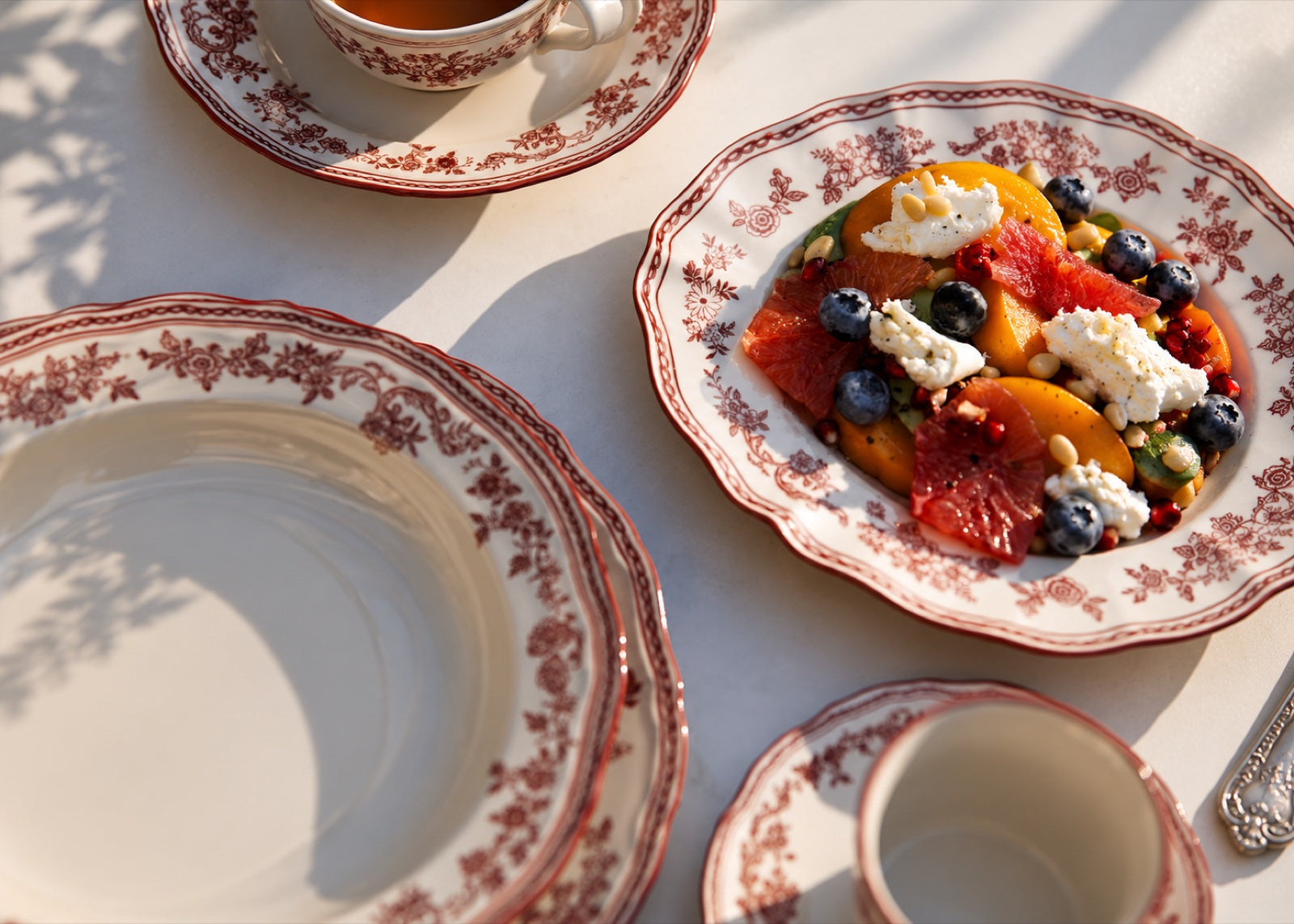 Owoce na porcelanie retro w czerwony wzór