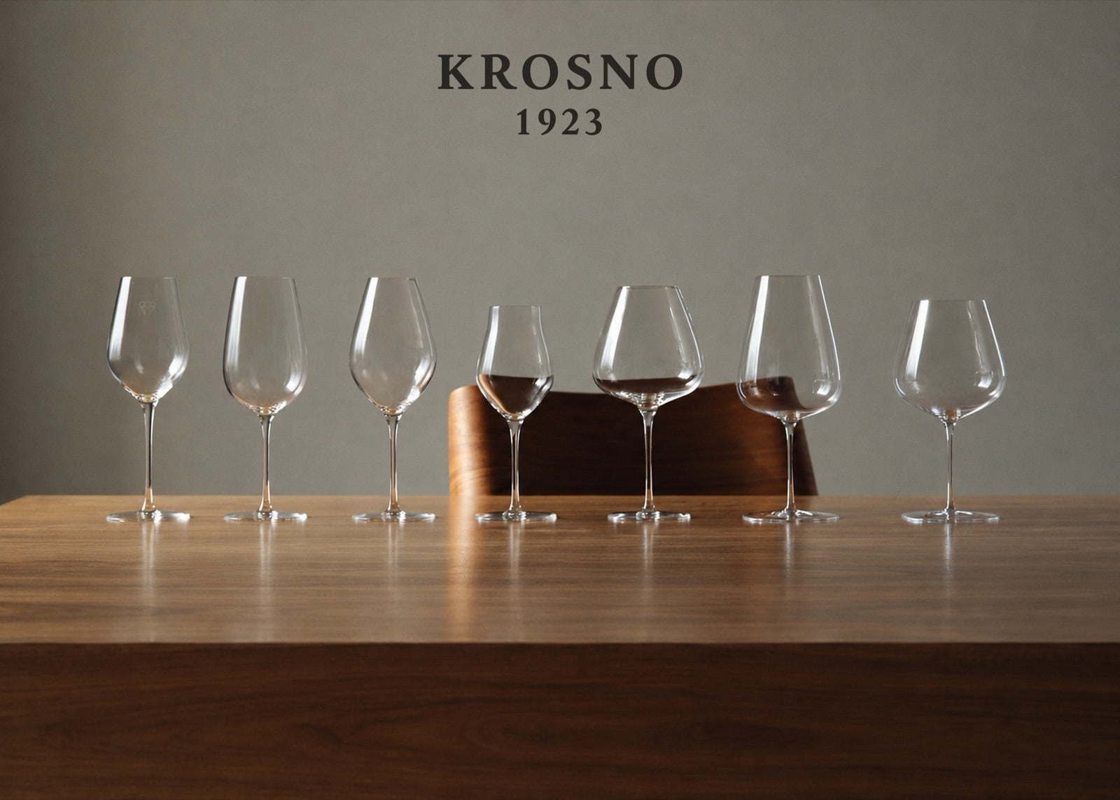 Siedem kieliszków SOMMELIER od Krosna na drewnianym stole