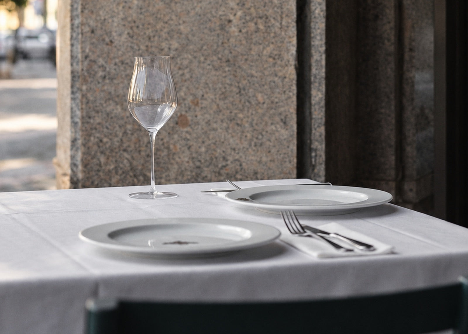 Kieliszek SOMMELIER na nakrytym stole w restauracji