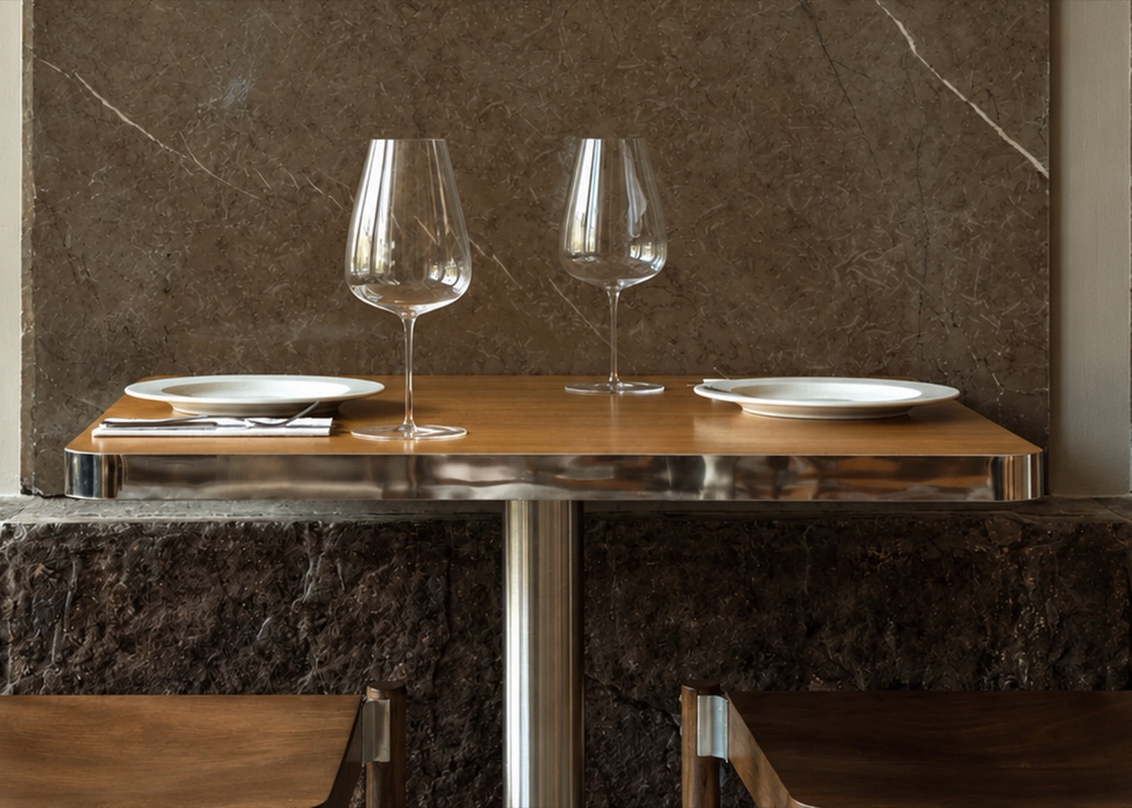 Dwa kieliszki SOMMELIER przy marmurowej ścianie