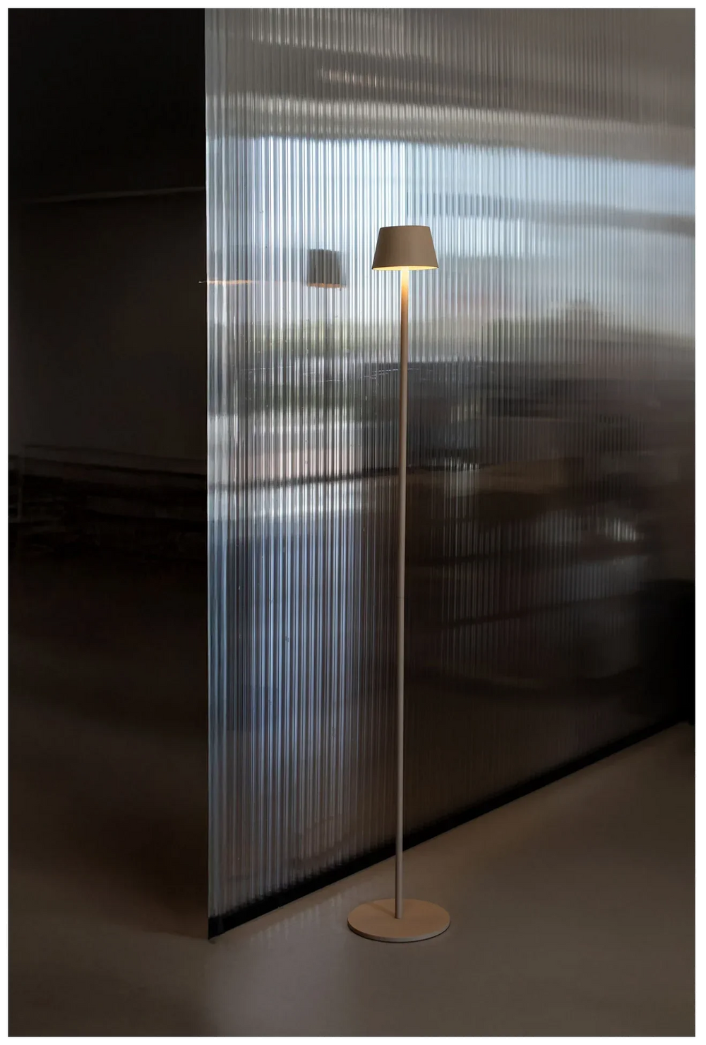 VERLO Lampa podłogowa TALI 123 cm piaskowa